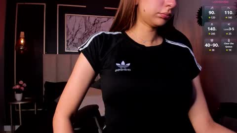 Snapshot of vikypetiteee chatting on 11, 11, 2025 Victoria online show from 11, 11, 2025