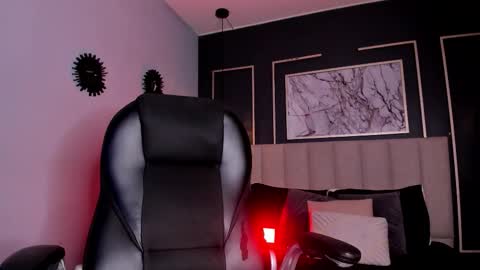 Snapshot of vikypetiteee chatting on 13, 12, 2025 Victoria online show from 13, 12, 2025