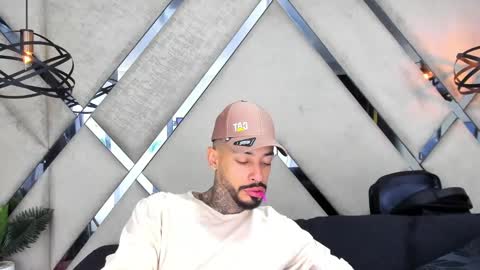 Snapshot of vinzenzrizzo chatting on 22, 10, 2025 ---Vinzen--- online show from 22, 10, 2025