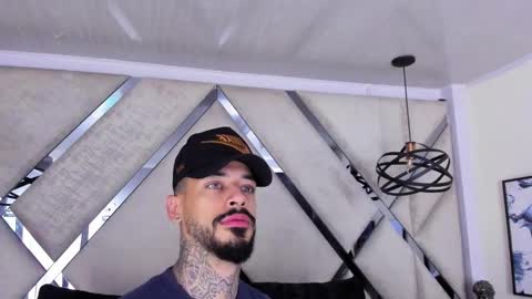 Snapshot of vinzenzrizzo chatting on 8, 11, 2025 ---Vinzen--- online show from 8, 11, 2025