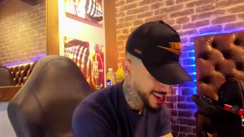 Snapshot of vinzenzrizzo chatting on 15, 11, 2025 ---Vinzen--- online show from 15, 11, 2025