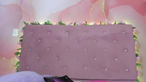 Snapshot of violet__taylor_ chatting on 5, 5, 2026 violet__taylor_ online show from 5, 5, 2026