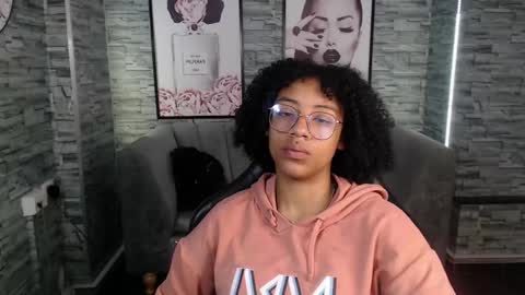 Snapshot of violeth_b chatting on 10, 9, 2025 violeth_b online show from 10, 9, 2025