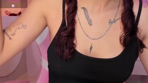 Snapshot of violeth_hill chatting on 12, 2, 2025 Violeth Hill online show from 12, 2, 2025