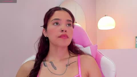 Snapshot of violeth_hill chatting on 18, 2, 2025 Violeth Hill online show from 18, 2, 2025