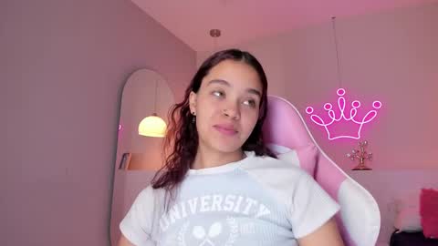 Snapshot of violeth_hill chatting on 5, 3, 2025 Violeth Hill online show from 5, 3, 2025