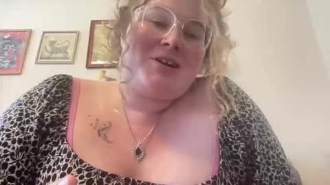Snapshot of violetlyhappy chatting on 1, 5, 2026 violetlyhappy online show from 1, 5, 2026