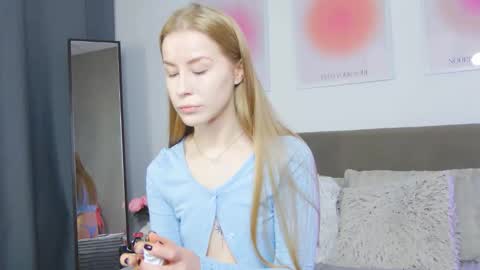 Snapshot of violetswone chatting on 24, 11, 2025 VioletSwone online show from 24, 11, 2025