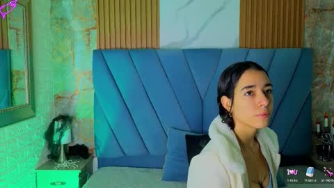 Snapshot of violett__golden chatting on 9, 10, 2025 ViolettGolden online show from 9, 10, 2025