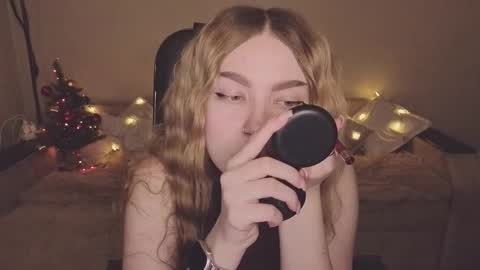 Snapshot of violettaotis chatting on 16, 12, 2025 ViolettaOtis online show from 16, 12, 2025