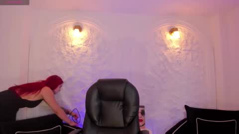 Violett Castel online show from 5, 10, 2025