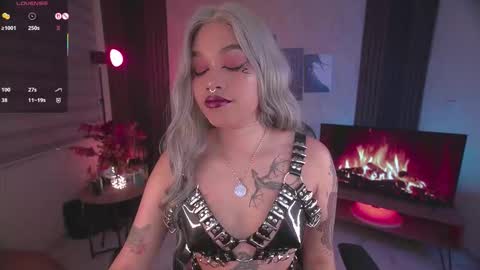 JULIE UWU online show from 6, 11, 2025