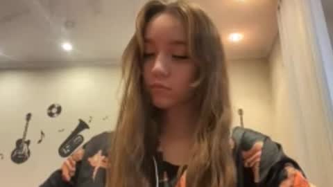 Snapshot of violettecaneva chatting on 3, 12, 2025 Mira online show from 3, 12, 2025