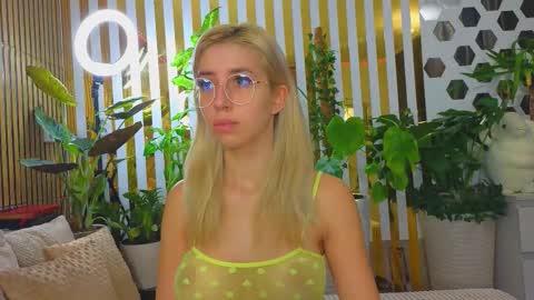 Snapshot of violetttttacb chatting on 20, 10, 2025 Violetta online show from 20, 10, 2025