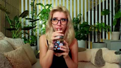 Snapshot of violetttttacb chatting on 19, 11, 2025 Violetta online show from 19, 11, 2025