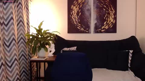 Vivian online show from 11, 11, 2025