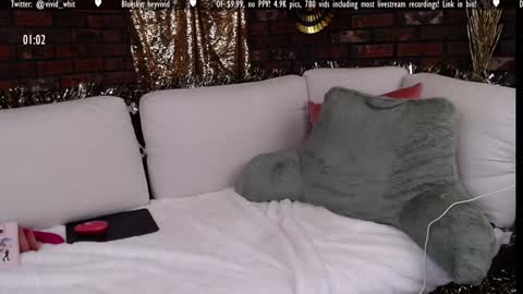 Snapshot of vivid_whit chatting on 7, 1, 2025 Whitney online show from 7, 1, 2025