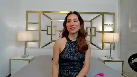Snapshot of vivieneluxe chatting on 9, 7, 2026 Viviene online show from 9, 7, 2026
