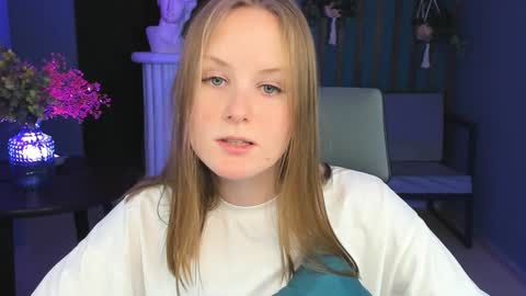 Snapshot of vivienleeigh chatting on 18, 12, 2024 Vivien online show from 18, 12, 2024