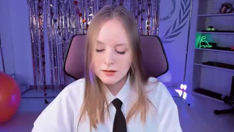 Snapshot of vivienleeigh chatting on 8, 3, 2025 Vivien online show from 8, 3, 2025