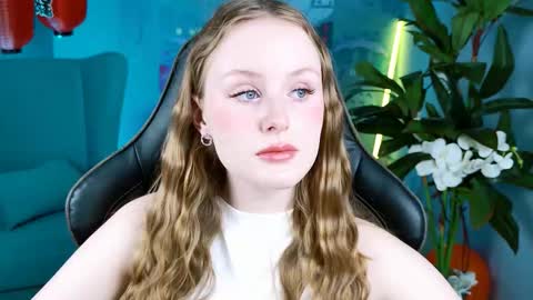 Snapshot of vivienleeigh chatting on 4, 11, 2025 Vivien online show from 4, 11, 2025