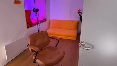 Polly  Online mostly at 9pm-2am UK Time online show from 20, 2, 2025