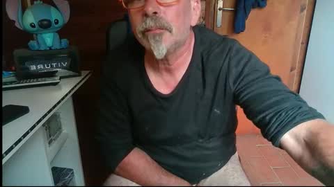 Snapshot of vuda77 chatting on 1, 11, 2025 oscar online show from 1, 11, 2025