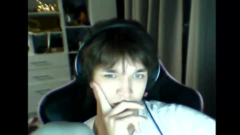 Snapshot of whitekingg chatting on 16, 12, 2025 whitekingg online show from 16, 12, 2025