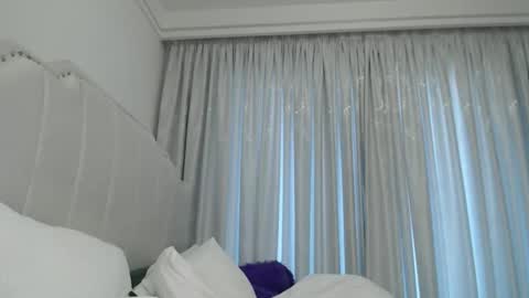 whitenightandqueen online show from 11, 5, 2026