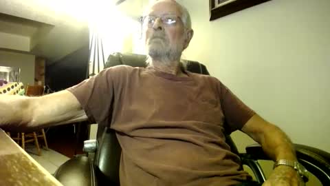 Snapshot of whofcares2 chatting on 18, 10, 2025 whofcares2 online show from 18, 10, 2025