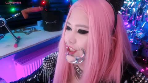 Laura  online show from 8, 2, 2025