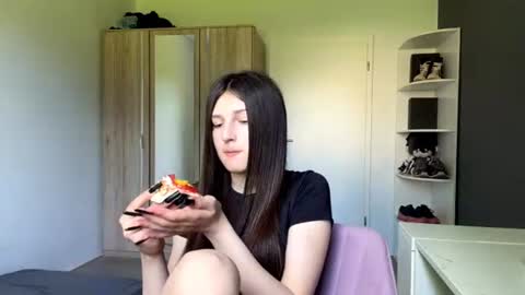 Snapshot of williemaemeachem chatting on 22, 6, 2026 Mari online show from 22, 6, 2026