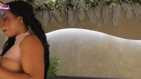 Snapshot of willow_hendrix chatting on 4, 12, 2025 Ms Willow online show from 4, 12, 2025