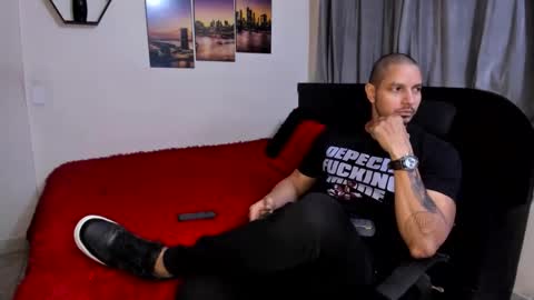 Magnus Dark independent model online show from 6, 4, 2026