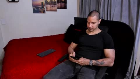 Magnus Dark independent model online show from 15, 4, 2026