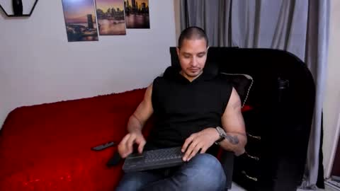 Magnus Dark independent model online show from 16, 4, 2026