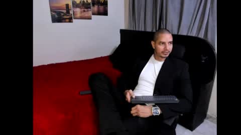 Magnus Dark independent model online show from 8, 6, 2026