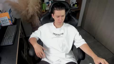 Snapshot of wolker_allan chatting on 3, 11, 2025 wolker_allan online show from 3, 11, 2025