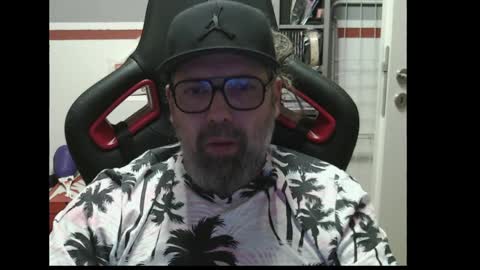 Snapshot of womenizzeer chatting on 17, 5, 2026 Adam online show from 17, 5, 2026