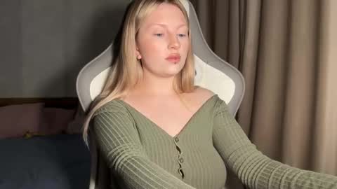 Snapshot of x__ivy_x chatting on 25, 11, 2025 eva online show from 25, 11, 2025