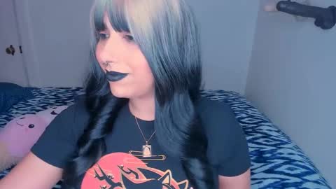 Snapshot of xocurvyrae chatting on 5, 1, 2025 Rae online show from 5, 1, 2025