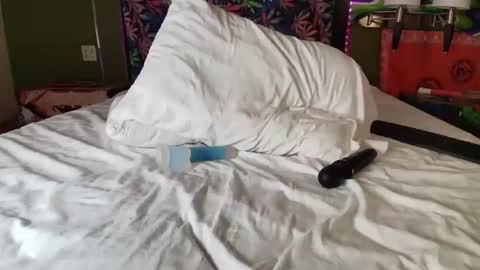 Snapshot of xxxvibesxo chatting on 5, 11, 2025 Lil Luna online show from 5, 11, 2025