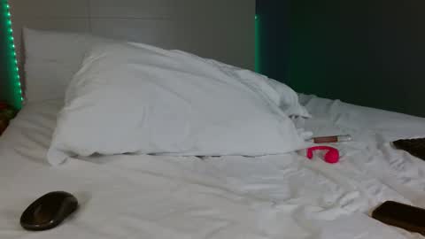 Snapshot of xxxvibesxo chatting on 19, 12, 2025 Lil Luna online show from 19, 12, 2025