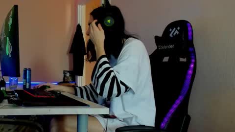 yang_nymph online show from 22, 9, 2025