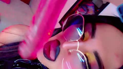 Snapshot of yarethrousss chatting on 27, 11, 2025 yarethrousss online show from 27, 11, 2025