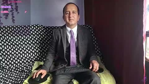 Snapshot of yazflor chatting on 2, 12, 2025 Hazzan y Greisy online show from 2, 12, 2025