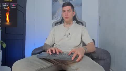 Snapshot of yeiko_romero_ chatting on 8, 10, 2025 YEIKO ROMERO online show from 8, 10, 2025