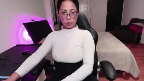 yesie_hot2 online show from 25, 9, 2025