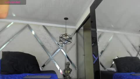 Yiyo online show from 19, 1, 2025