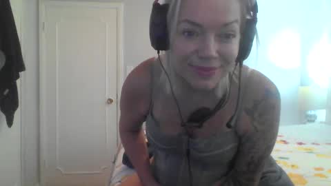 Snapshot of yogimilflover chatting on 28, 9, 2025 Yogiblondebangme online show from 28, 9, 2025